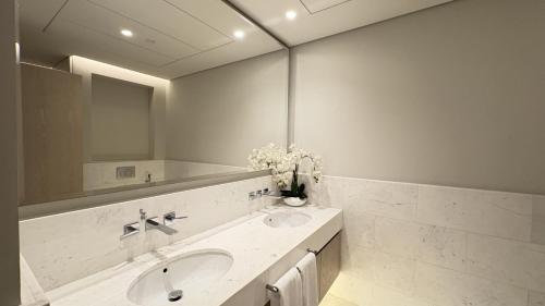 St. Regis Sky Residence at Palm Tower by DRP Holiday Homes - image 2