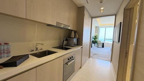 St. Regis Sky Residence at Palm Tower by DRP Holiday Homes, Dubái (foto 5)