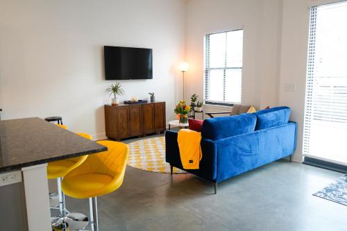 The Sunflower Suite - Tonganoxie, KS