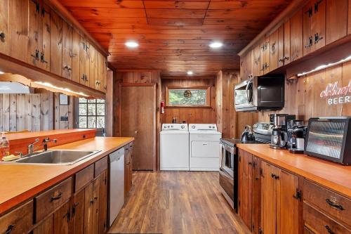 Lakeside Getaway - Lake Access & Firepit in Wolfeboro