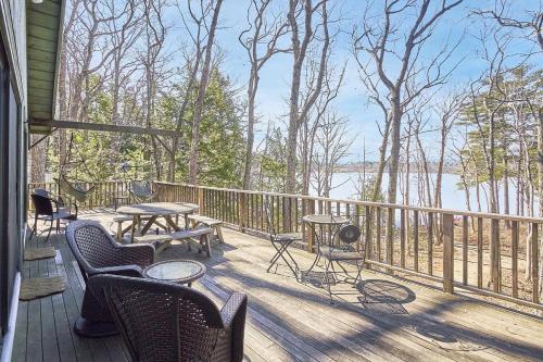 Lakeside Getaway - Lake Access & Firepit in Wolfeboro