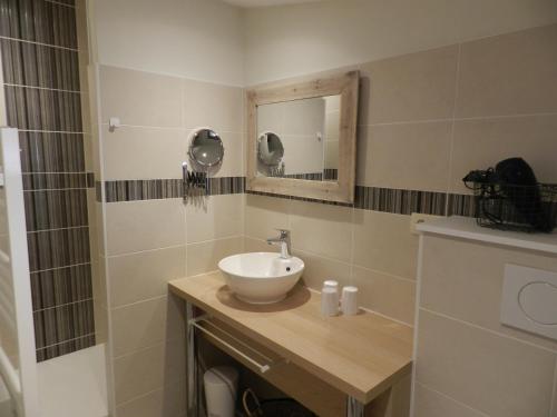 Bathroom, Gites le clos de Perouges in Perouges