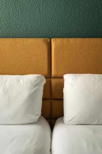 Superior Twin Room image 6