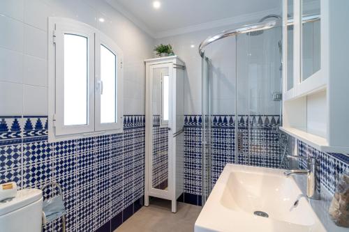 One-Bedroom Apartment with Balcony and Sea View image 10