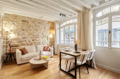 Apartment Pantheon Nôtre Dame by Studio prestige, Paryż