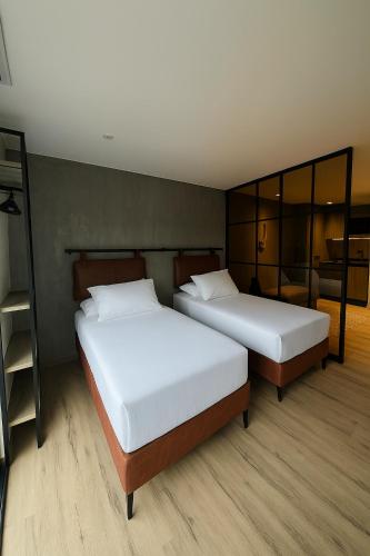 Two-Bedroom Deluxe Apartment image 5