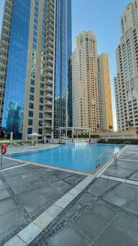 Stunning 2 Bedroom Marina Canal View Apartment, Dubai (photo 2)