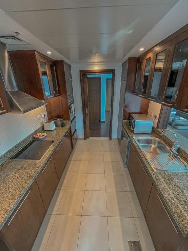 Stunning 2 Bedroom Marina Canal View Apartment, Dubai (photo 3)
