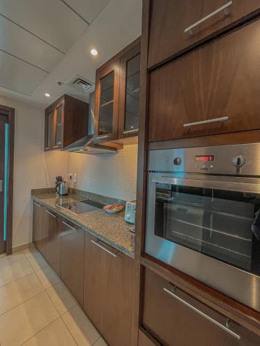 Stunning 2 Bedroom Marina Canal View Apartment, Dubai (photo 4)