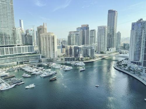 Stunning 2 Bedroom Marina Canal View Apartment, Dubai (photo 5)