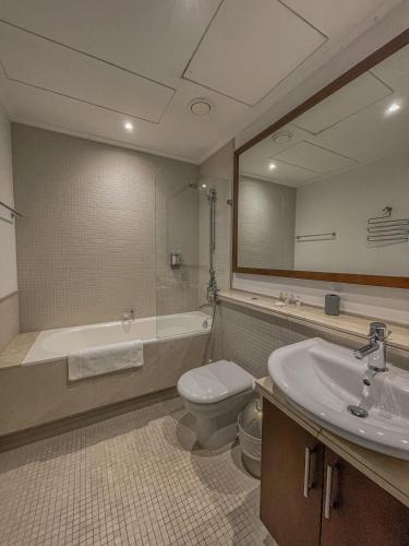 Stunning 2 Bedroom Marina Canal View Apartment, Dubai (photo 8)