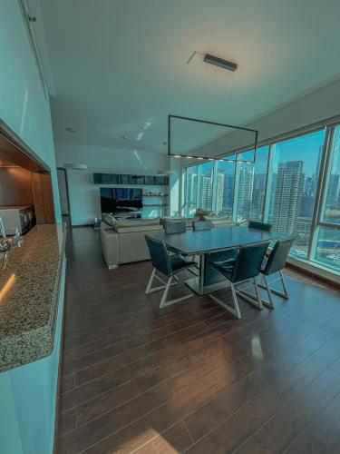 Stunning 2 Bedroom Marina Canal View Apartment, Dubai (photo 10)