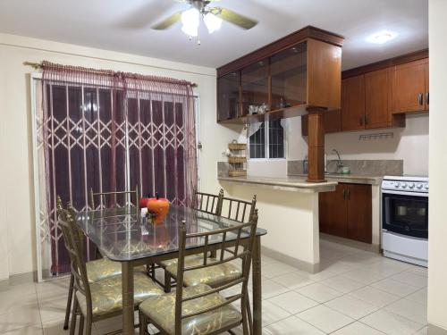Beautiful house in a beachfront gated community in Ballenita