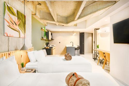 Twin Room with Balcony image 2