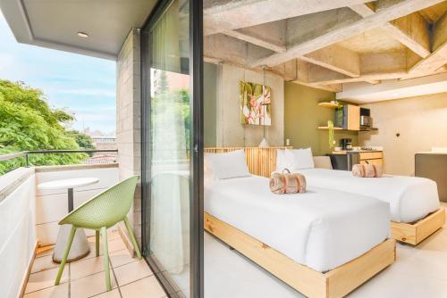 Twin Room with Balcony image 5