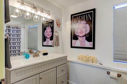 Happy Palette Home Close to downtown Fenced yard