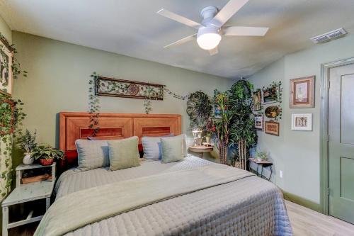 Happy Palette Home Close to downtown Fenced yard