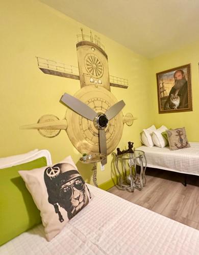 Happy Palette Home Close to downtown Fenced yard