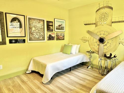 Happy Palette Home Close to downtown Fenced yard