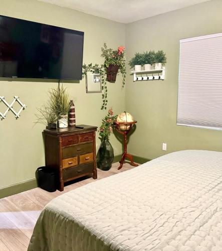 Happy Palette Home Close to downtown Fenced yard