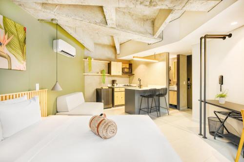 Suite with Balcony image 4