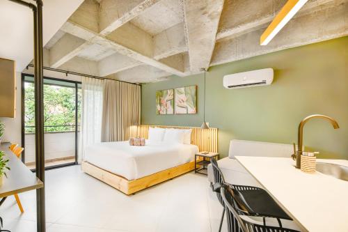 Suite with Balcony image 7