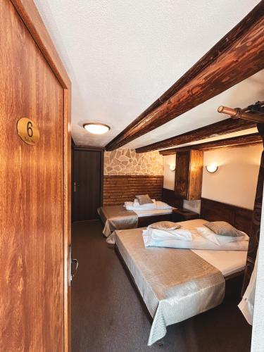 1 double bed, 1 twin bed