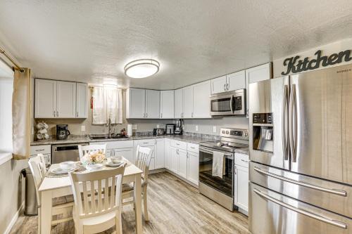 Truman Lake Retreat Large Deck and On-Site Fishing! in คลินตัน (มิสซูรี)