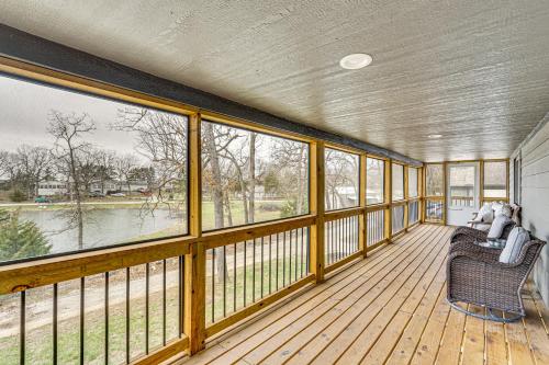 Truman Lake Retreat Large Deck and On-Site Fishing! in คลินตัน (มิสซูรี)