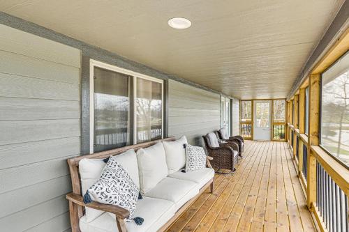 Truman Lake Retreat Large Deck and On-Site Fishing! in คลินตัน (มิสซูรี)