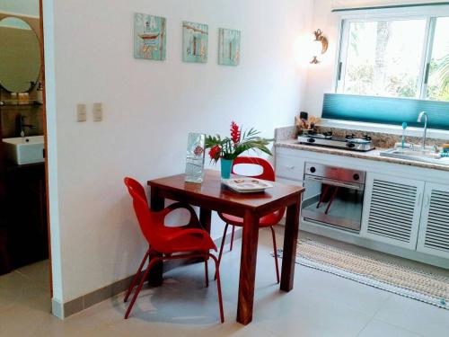 virtuve, Down by the Sea, the beachfront Apartment & Studio in San Francisco de Coyote