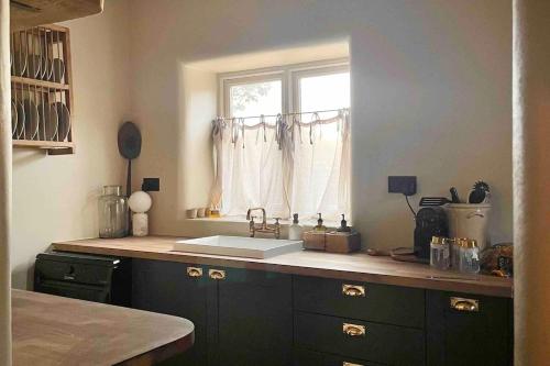 廚房, Highend Cotswold Barn near Soho Farmhouse & Daylesford in 鄧斯圖