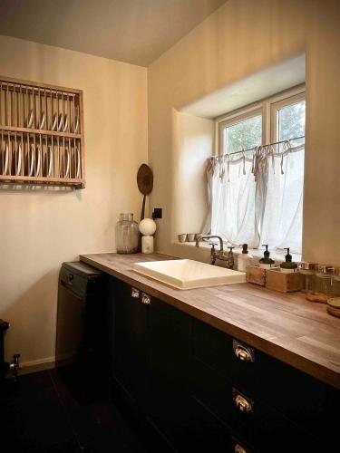廚房, Highend Cotswold Barn near Soho Farmhouse & Daylesford in 鄧斯圖