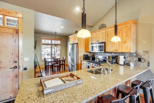 Mountain-View Cabin Near Trails in Powell Butte! in Powell Butte