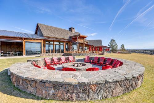 Mountain-View Cabin Near Trails in Powell Butte! in Powell Butte