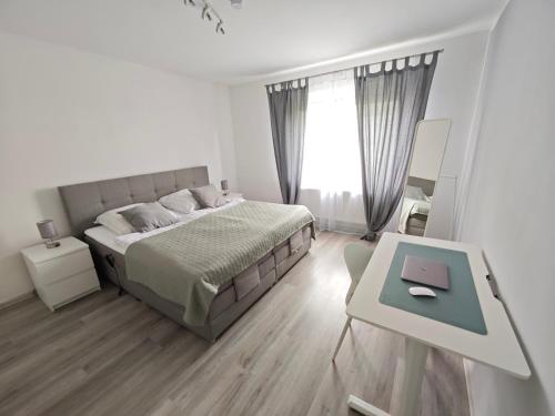 FH-Nähe: Modernes Apt mit Balkon in Hof, Deutschland