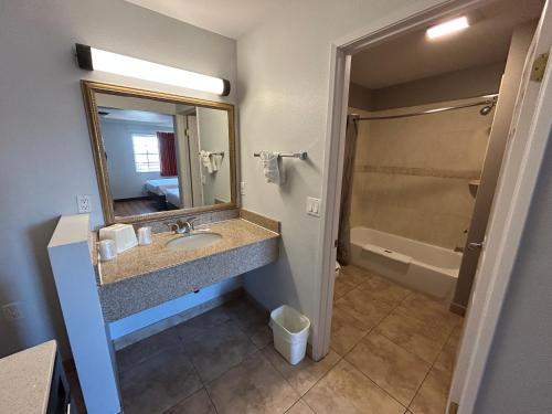 Motel 6-Mojave CA - Airport - image 9