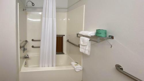 Motel 6 McAlester, OK - South - 화장실
