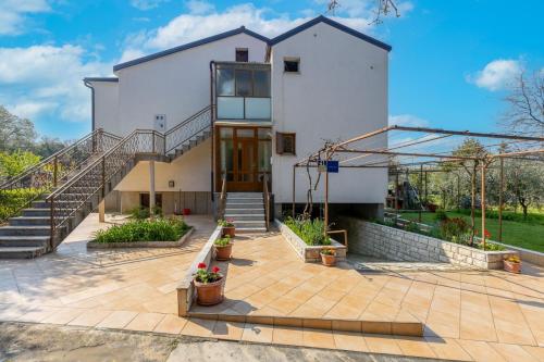 A szálláshely kívülről, Ana in Borik