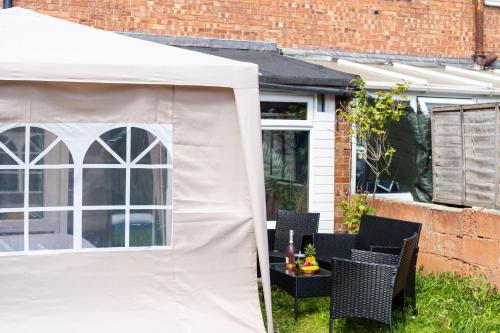 Open Mind Property - HotTUB 4 Beds & 2 Free Parking - image 3