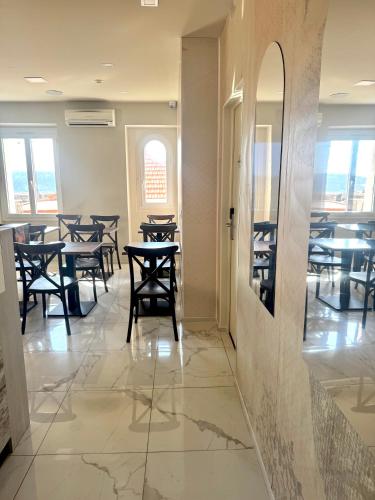 Shared lounge/TV area, Hotel La Citadelle near Mt Boron