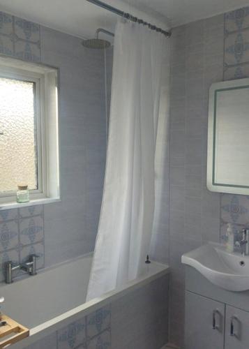 2 bed room house available with free parking in สเกโกเนล