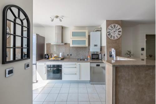 ห้องครัว, L'Instant Versailles - Proche Golf & Centre in กียองคูร์ท