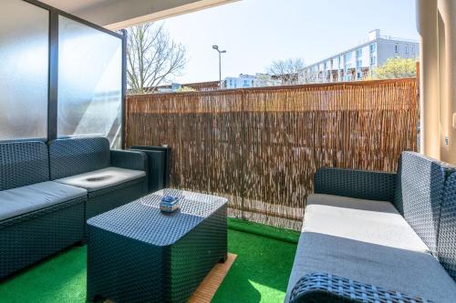 ระเบียง/ชานเรือน, L'Instant Versailles - Proche Golf & Centre in กียองคูร์ท