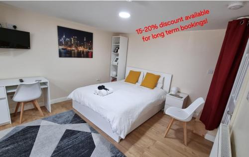 Lovely studio-flat with free parking, free WiFi., Leeds