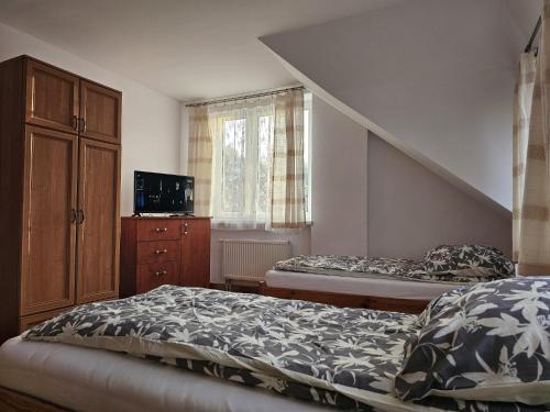 3 twin beds