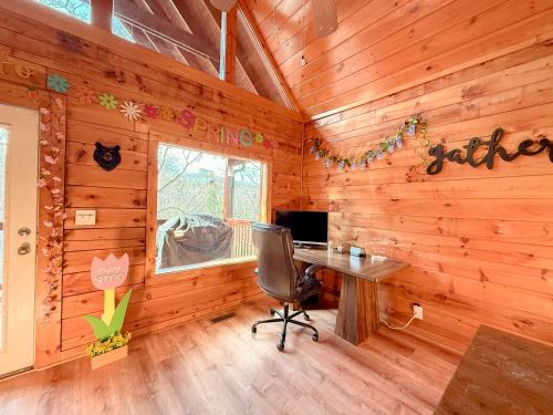Charming Cabin, Seasonal Decor & Pool, 3min to Pkwy, Grill, GameRoom, Wifi & Workstation, Sleeps 14, Pigeon Forge (foto 9)