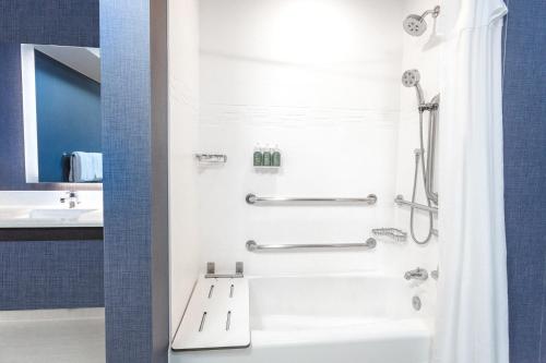 One-Bedroom King Suite with Sofa Bed - Mobility Accessible with Tub