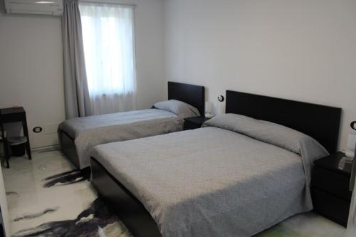 1 queen bed, 1 twin bed
