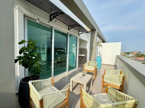 Balcony/terrace, Penthouse con balcon y vista al mar cerca del Centro Historico in San Pedro